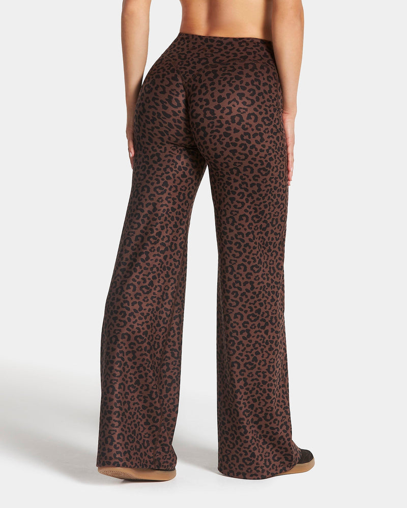Pantalon à jambe droite et coupe longue Allrounder « Léopard Walnut »